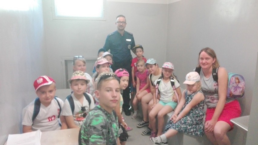 Wizyta w komendzie policji w Radziejowie dzieci mających wakacyjne zajęcia w GCK w Czołowie [zdjęcia[