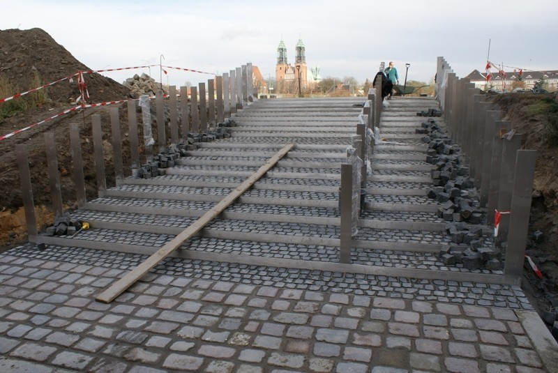 Chwaliszewo: Powstają nowe schody nad Wartę - będą podświetlane! [ZDJĘCIA]