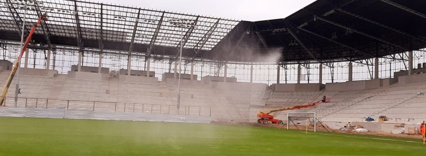 Groundsmani zabrali się już za murawę i zmienianie kierunków...