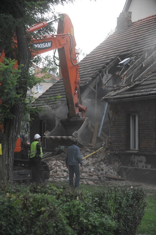 Oleśnica: Dom na murze zburzony (ZDJĘCIA)