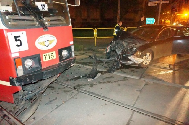 Samochód zderzył się z tramwajem w Zabrzu na ul. Stalmacha