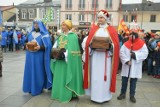 Orszaki Trzech Króli z trzech parafii wkroczyły na konecki rynek. Towarzyszyli im mieszkańcy