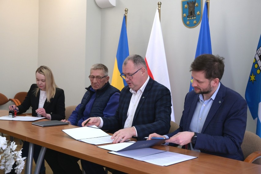 Inwestycję zrealizuje firma z Nowych Skalmierzyc. Starosta Maciej Wasielewski podpisał umowę z przedstawicielem przedsiębiorstwa 7 marca 2023 roku
