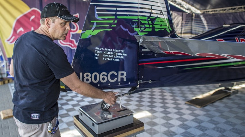 Red Bull Air Race: przygotowania samolotu do startu