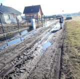 Grodziec. Mieszkańcy ul. Spacerowej grzęzną na amen. Nie dojeżdża tu kurier, ani listonosz