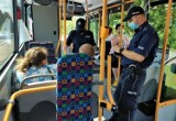 Pasażerowie autobusów bez maseczek. Policja coraz częściej wystawia mandaty