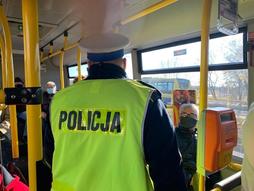 Pasażerowie autobusów bez maseczek. Policja coraz częściej wystawia mandaty