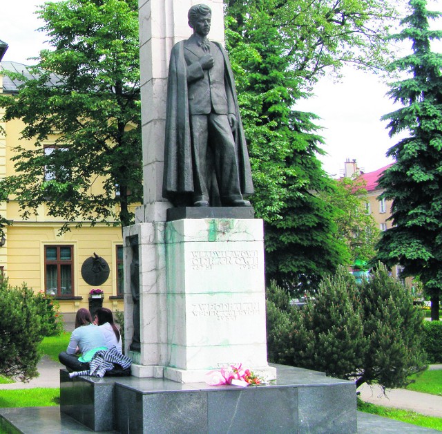 Górale nie wyobrażają sobie centrum stolicy Podhala bez pomnika piewcy tego regionu