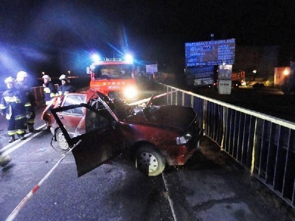 Wypadek Biała Niżna: fiat uno wjechał w naczepę MAN-a