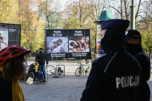 Antyaborcyjne plakaty przedstawiają drastyczne obrazy