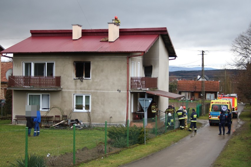 Pożar w domu jednorodzinnym w Zarzeczu. Trzy osoby trafiły do szpitala [ZDJĘCIA]