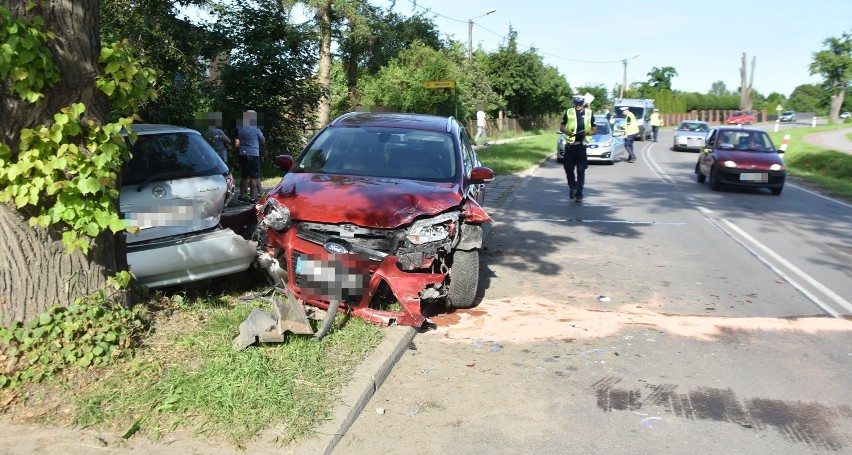 Wypadek w Korzeniewie. Zderzenie dwóch samochodów, w jednym z nich kobieta w zaawansowanej ciąży [ZDJĘCIA]