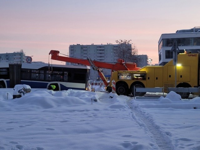 Autobus zawisł przy nowo budowanym rondzie na Krowodrzy Górce