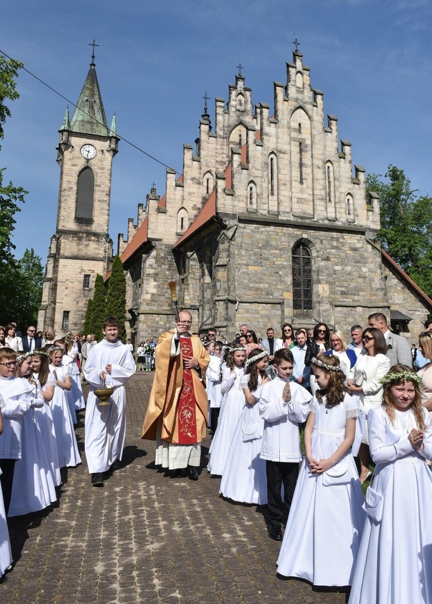 Pierwsza Komunia Święta dzieci ze Szkoły Podstawowej nr 2 w Końskich. Piękna uroczystość w kolegiacie