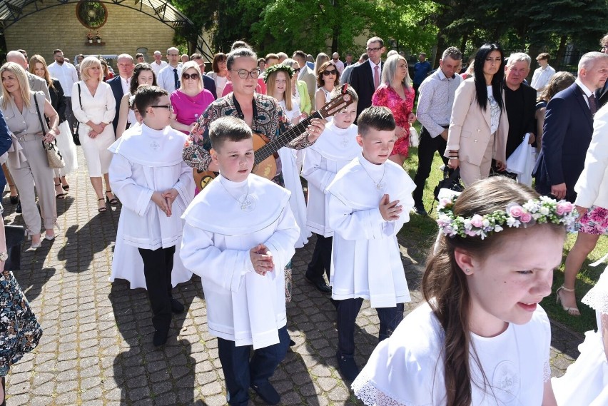 Pierwsza Komunia Święta dzieci ze Szkoły Podstawowej nr 2 w Końskich. Piękna uroczystość w kolegiacie