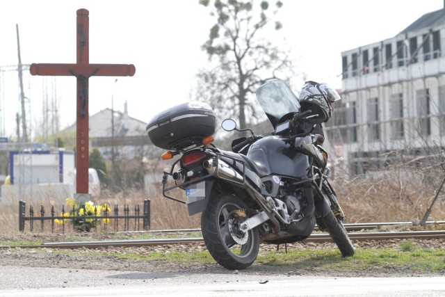 Motocykliści  nie mają praktycznie szans w zderzeniu z samochodem, dlatego przy drogach coraz częściej pojawiają się krzyże.
(zdjęcie ilustracyjne, nie powiązane w żaden sposób z miejscem wypadku na Olszynce)