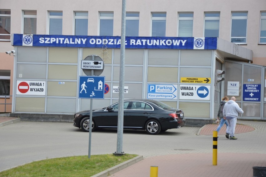 Lębork. Wojewoda przekazuje pieniądze dla szpitala w Lęborku na sprzęt do walki z epidemią