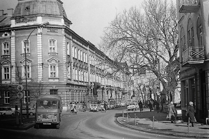 Ulica Świerczewskiego (dziś Zamkowa) z widocznym po lewej...