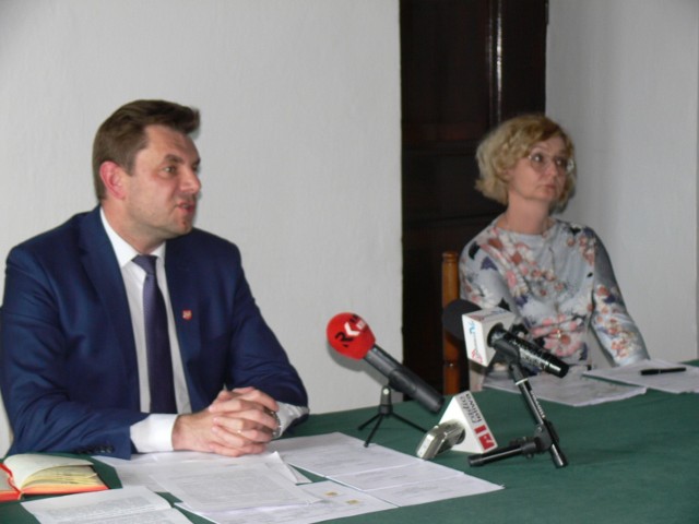 Wydatkowanie pieniędzy tłumaczy Aneta Przyłucka, sekretarz miasta Sandomierza. Burmistrz Marcin Marzec dodał, że zakup prowiantu dla członków komisji wyborczych odbywa się na podobnych zasadach w wielu samorządach.