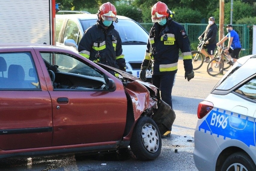 Wypadek na Zachodniej we Wrocławiu. Kierowca wjechał na skrzyżowanie na czerwonym [ZDJĘCIA]