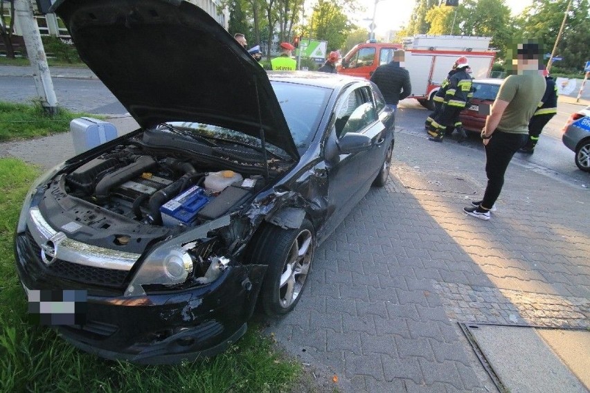 Wypadek na Zachodniej we Wrocławiu. Kierowca wjechał na skrzyżowanie na czerwonym [ZDJĘCIA]