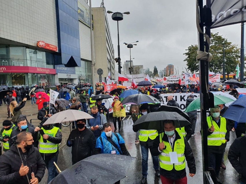 Protest rolników w Warszawie 13.10.2020 na żywo. Protestujący idą pod Sejm [zdjęcia, relacja]
