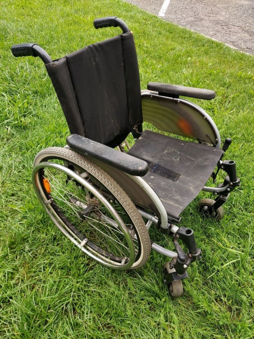 Porzucony wózek inwalidzki. Wieluńska policja szuka właściciela 