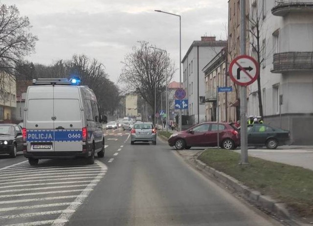 Na przejściu dla pieszych przez ul. Rogoyskiego w Tarnowie rowerzystka wjechała w samochód