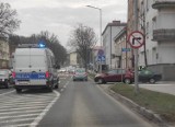 Nietypowe zderzenie  na skrzyżowaniu ulic Słowackiego i Rogoyskiego w Tarnowie. Rowerzystka wjechała w samochód