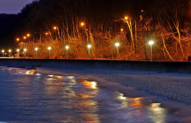 Lampy sodowe, emitujące światło żółte na Bulwarze Nadmorskim w Gdyni zostaną wymienione na jaśniejsze, energooszczędne LED-y. Zamontowane będą także nowe, estetyczne słupy stalowe, ocynkowane