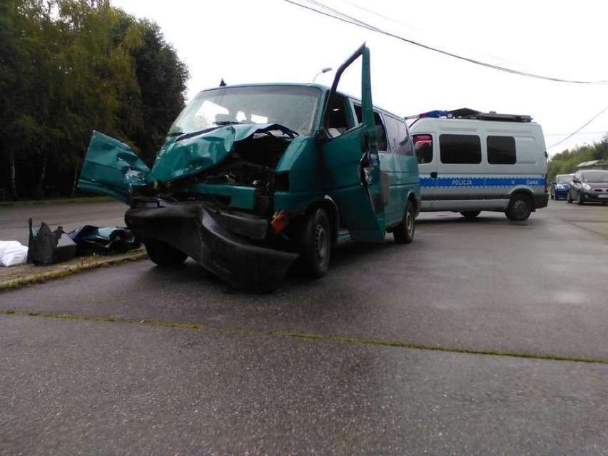 Łętowice. Zderzenie busa z ciężarówką, 8 osób rannych [ZDJĘCIA, WIDEO]