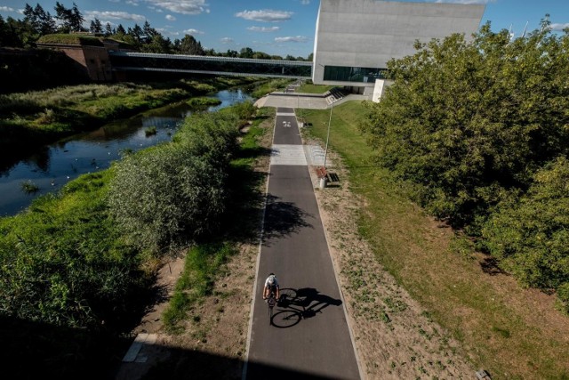 Jeżeli jesteś miłośnikiem rowerowych wycieczek lub dopiero zaczynasz swoją przygodę z rowerowymi podróżami, sprawdź naszą listę najpiękniejszych tras rowerowych w Wielkopolsce. Podpowiadamy, gdzie się wybrać, żeby odpocząć na łonie natury.

Czytaj więcej --->