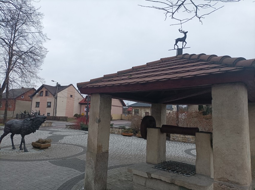 Zrekonstruowany jeleń na dachu zabytkowej studni w Jeleniu....