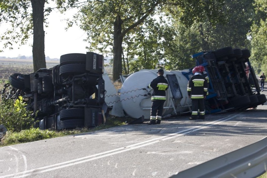 Wypadek na drodze Strzelin - Wrocław, cysterna zablokowała drogę (ZDJĘCIA)