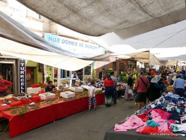 W każdą niedzielę w dzielnicy Beyoglu (dawna nazwa Pera), na ulicy Kurdela Sk. w pobliżu Muzeum Adama Mickiewicza jest dzielnicowy warzywny bazar.  Można kupić tu praktycznie wszystko. Fot.Isabella Degen