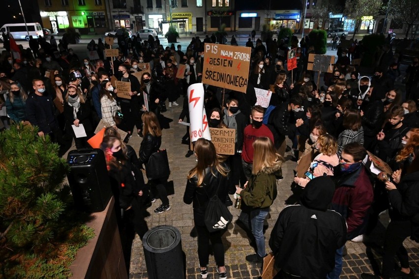 Protest kobiet w Starachowicach - największy od lat! Tłumy ludzi, mocne hasła i okrzyki [ZAPIS TRANSMISJI]