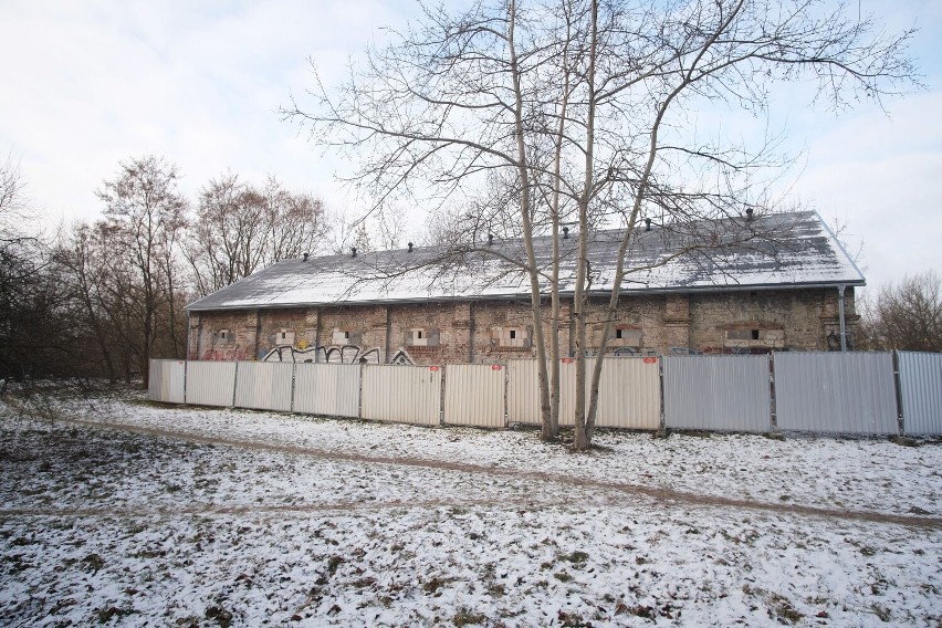 Stajnia Folwarku Moczydło odzyska dawny blask. Kiedyś był tu słynny ośrodek jeździecki. Później niszczała przez lata