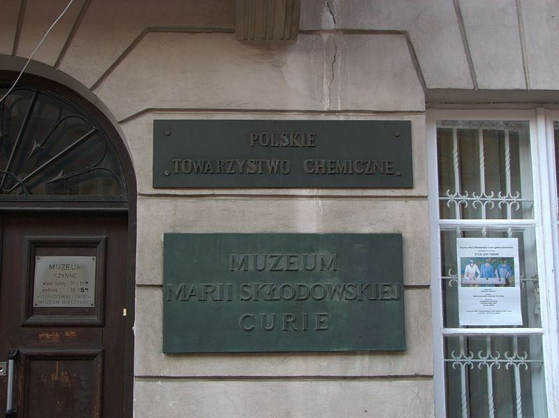 Tablica informacyjna na Muzeum Marii Skłodowskiej-Curie, ul....