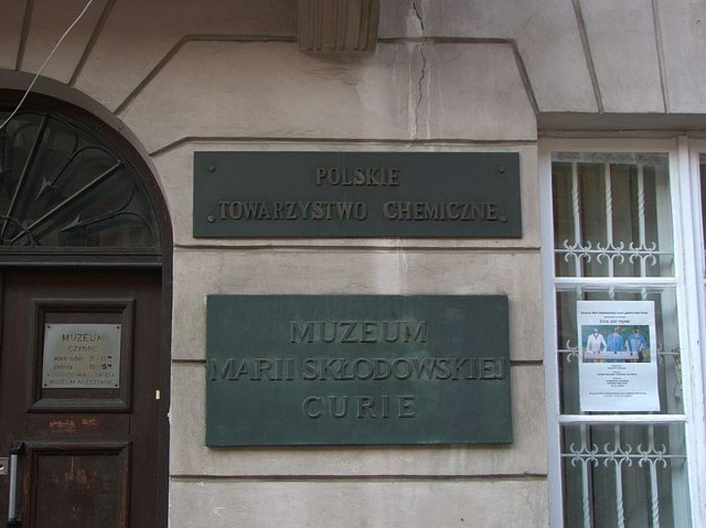 Tablica informacyjna na Muzeum Marii Skłodowskiej-Curie, ul. Freta 16 w Warszawie