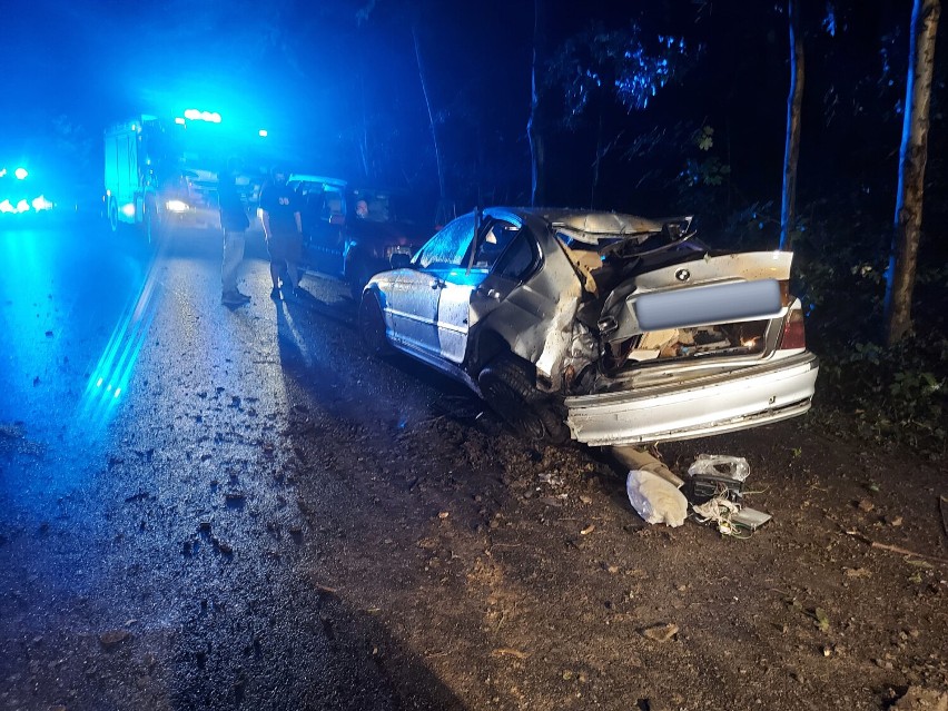 Wypadek w Pewli Ślemieńskiej. Na drodze powiatowej w kierunku Pewli Małej samochód uderzył w drzewo