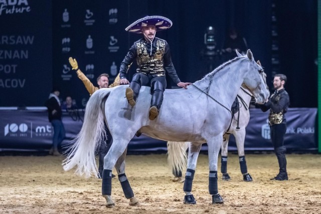 Cavaliada to nie tylko rywalizacja sportowa, ale także atrakcyjne pokazy z udziałem jeźdźców i koni