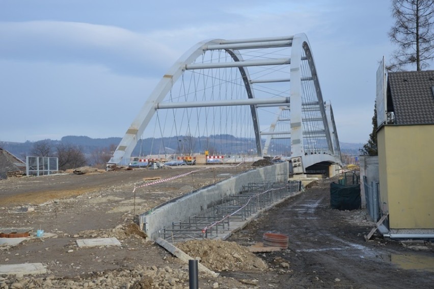 Nowy Sącz. Budowę mostu heleńskiego mają zakończyć do 15 maja. Zobacz jak już wygląda [ZDJĘCIA]
