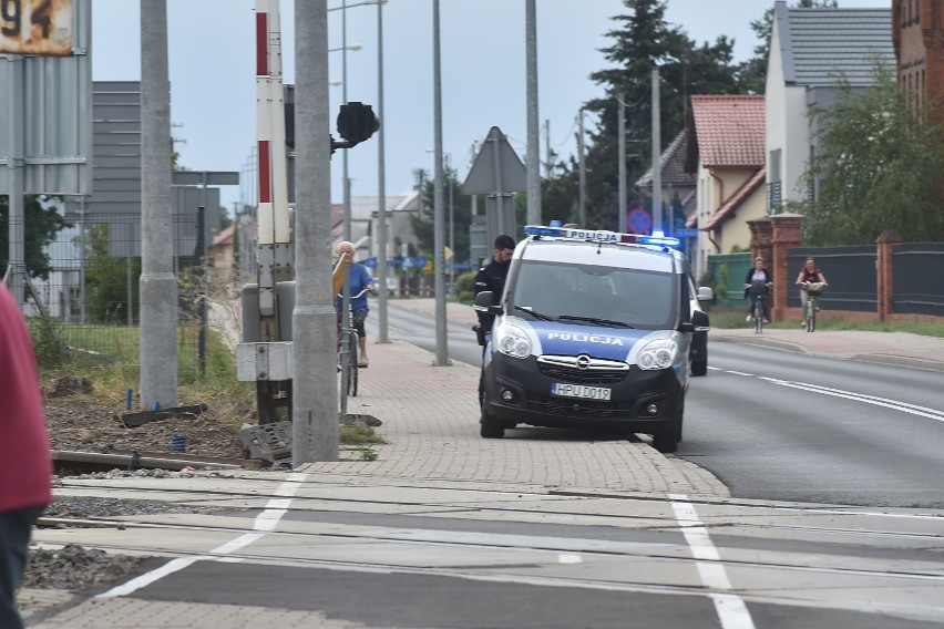Uratowali niedoszłego samobójcę na torach w Lesznie. Pomogli pracownicy remontujący torowisko [ZDJĘCIA]