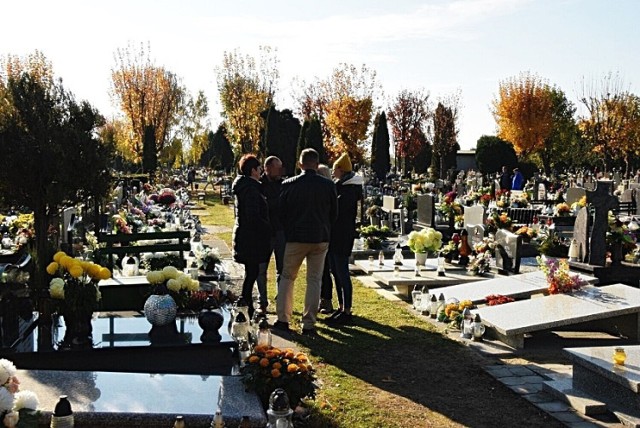 Savoir vivre, czyli umiejętność właściwego zachowania w określonej sytuacji, obowiązuje również podczas odwiedzania nekropolii. Jakie zasady panują na cmentarzach w Oleśnicy?