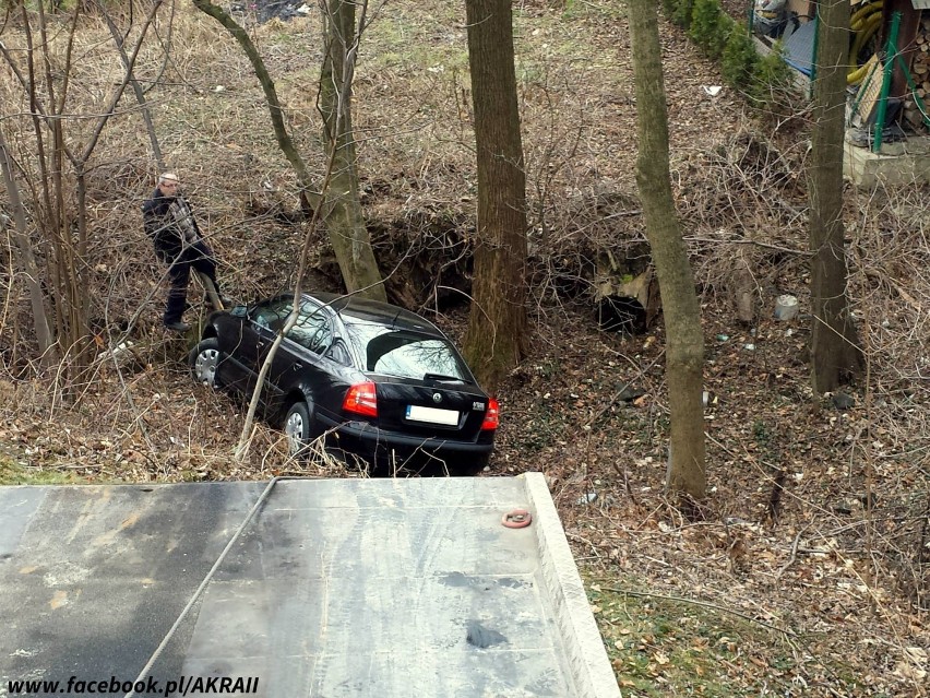 Bielsko-Biała. Samochód sam stoczył się z parkingu wprost w urwisko [ZDJĘCIA]