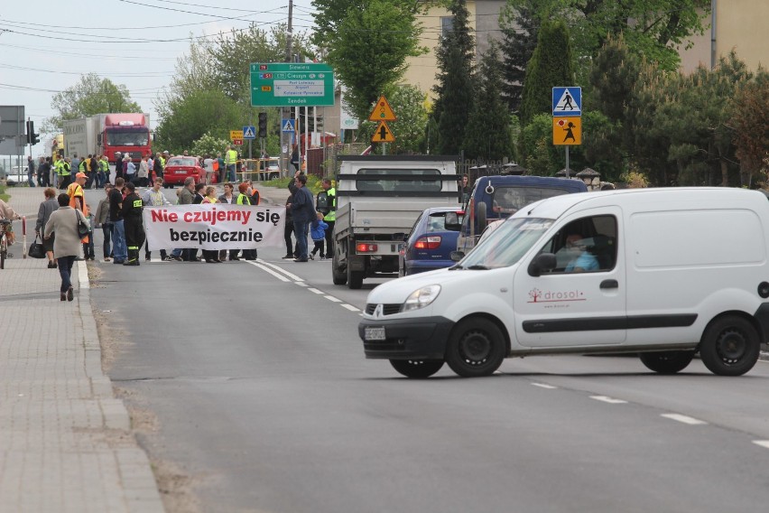 Blokada drogi DK 78 w Mierzęcicach [ZDJĘCIA]. Mieszkańcy chcą obwodnicy