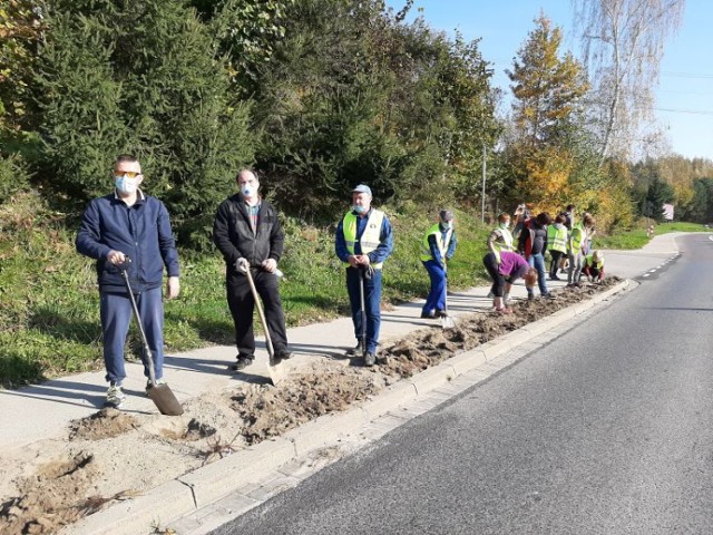 Pracownicy gminy Tarnów pracuję przy drodze wojewódzkiej 977