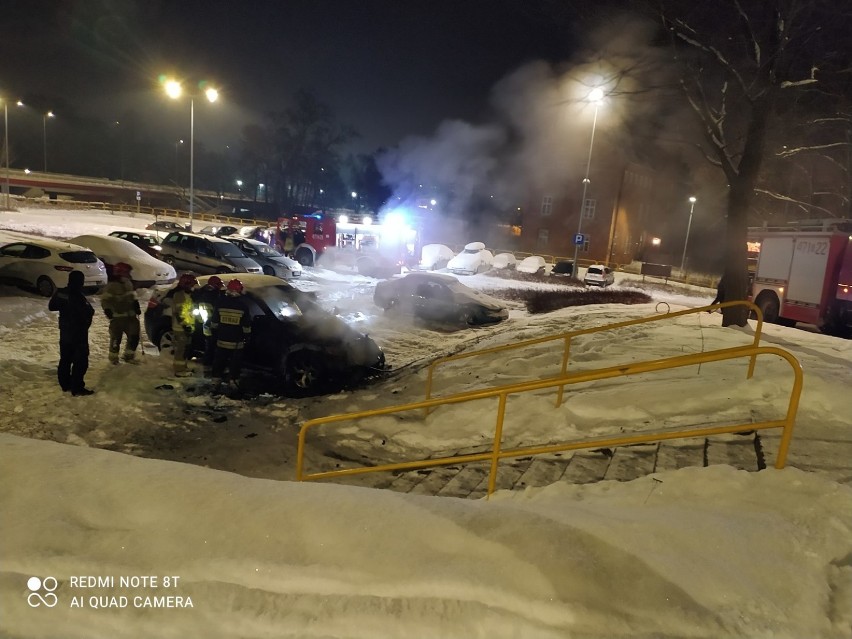 Lębork. Nocny pożar BMW na parkingu w pobliżu sądu. Policja mówi o podpaleniu
