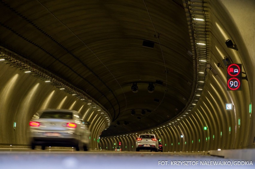 Minął rok od otworzenia tunelu na drodze ekspresowej S7 pod...