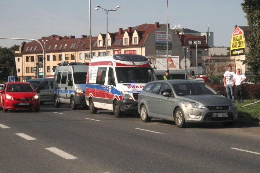 Kraksa na alei Solidarności w Kielcach. Auto uderzyło w bariery 